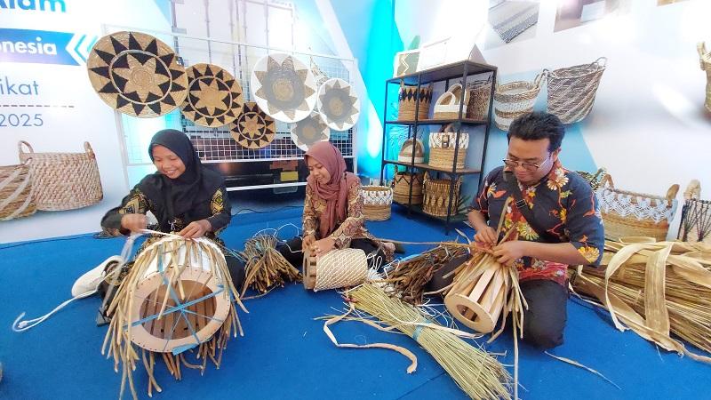 16092025-kerajinan-pelepah-pisang-kebumen-tembus-amerika.jpg