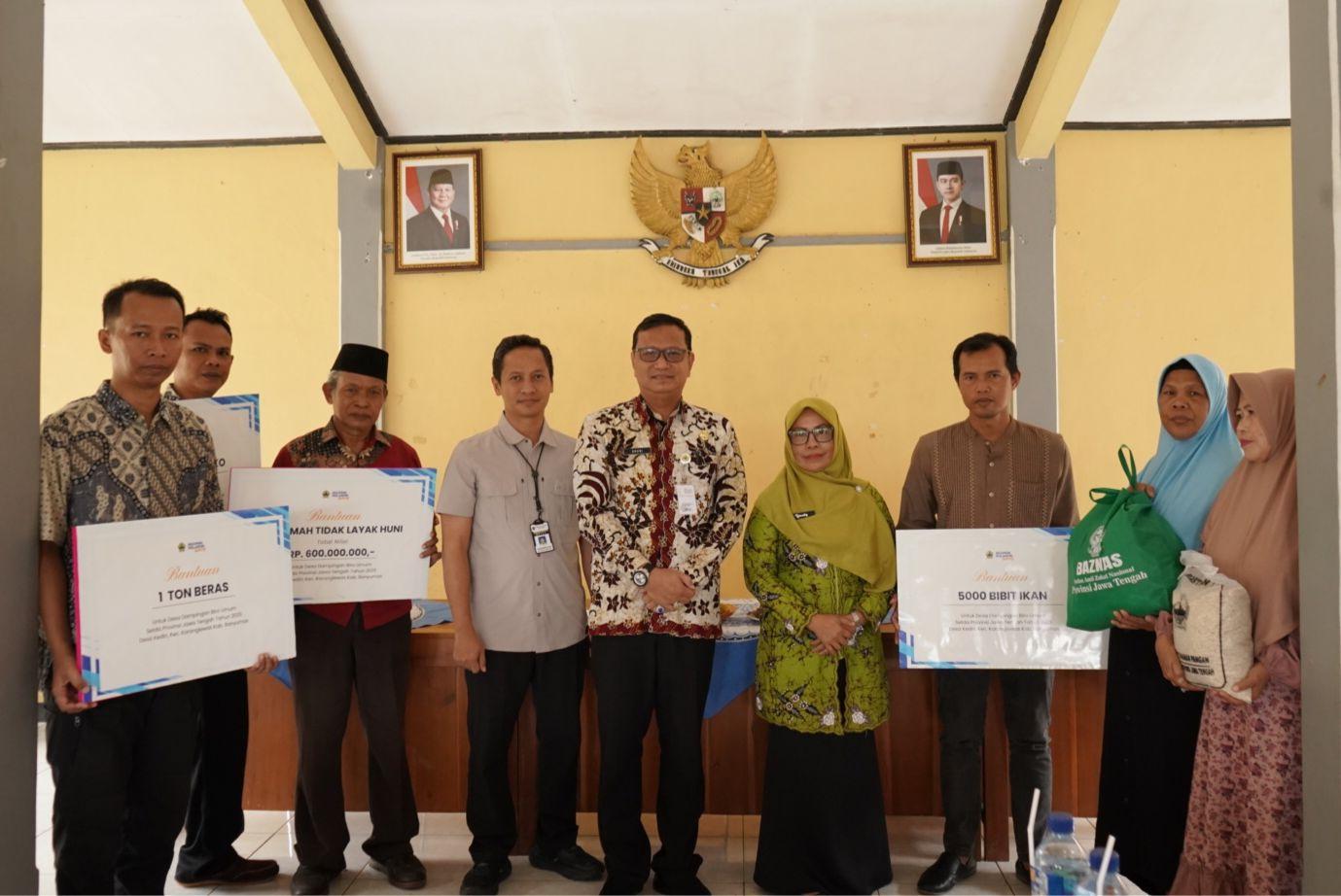 17092025-bantuan-benih-ikan-diberikan-kepada-bumdes-di-kediri-banyumas.jpg