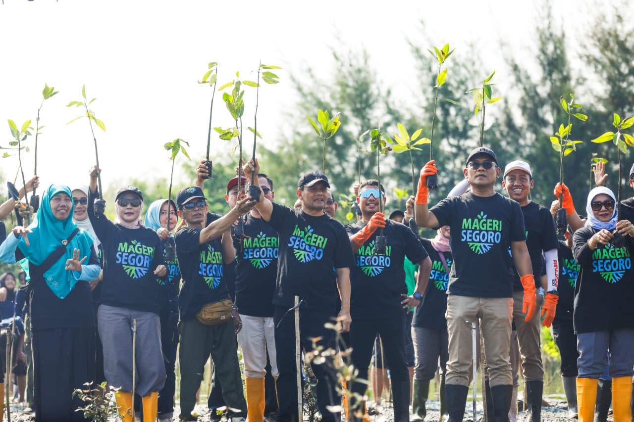 17102025-gubernur-jateng-ahmad-luthfi-tanam-mangrove-di-kendal.jpg