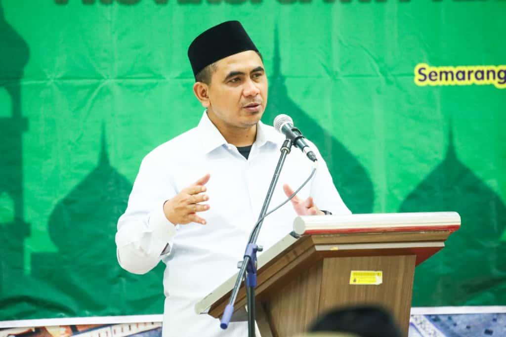 17102025-wagub-jateng-taj-yasin-saat-di-halaqah-ulama-soal-produk-halal.jpg