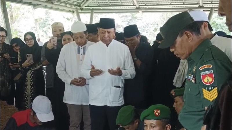 Wiranto Lepas Kepergian Sang Istri dengan Tangis. Uga Wiranto Dimakamkan di Delingan Karanganyar
