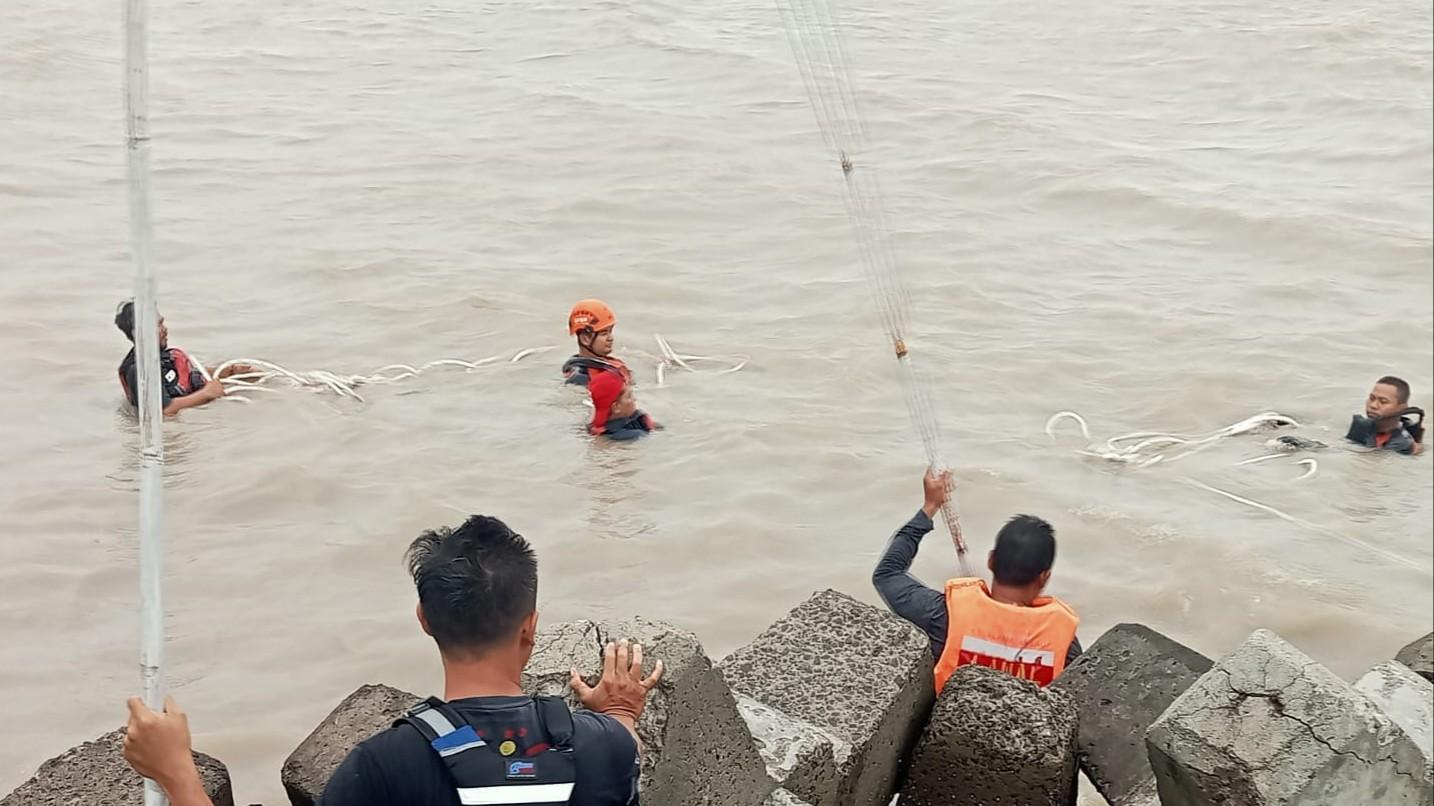 18012026-pencarian-korban-tenggelam-di-pantai-larangan-tegal.jpg