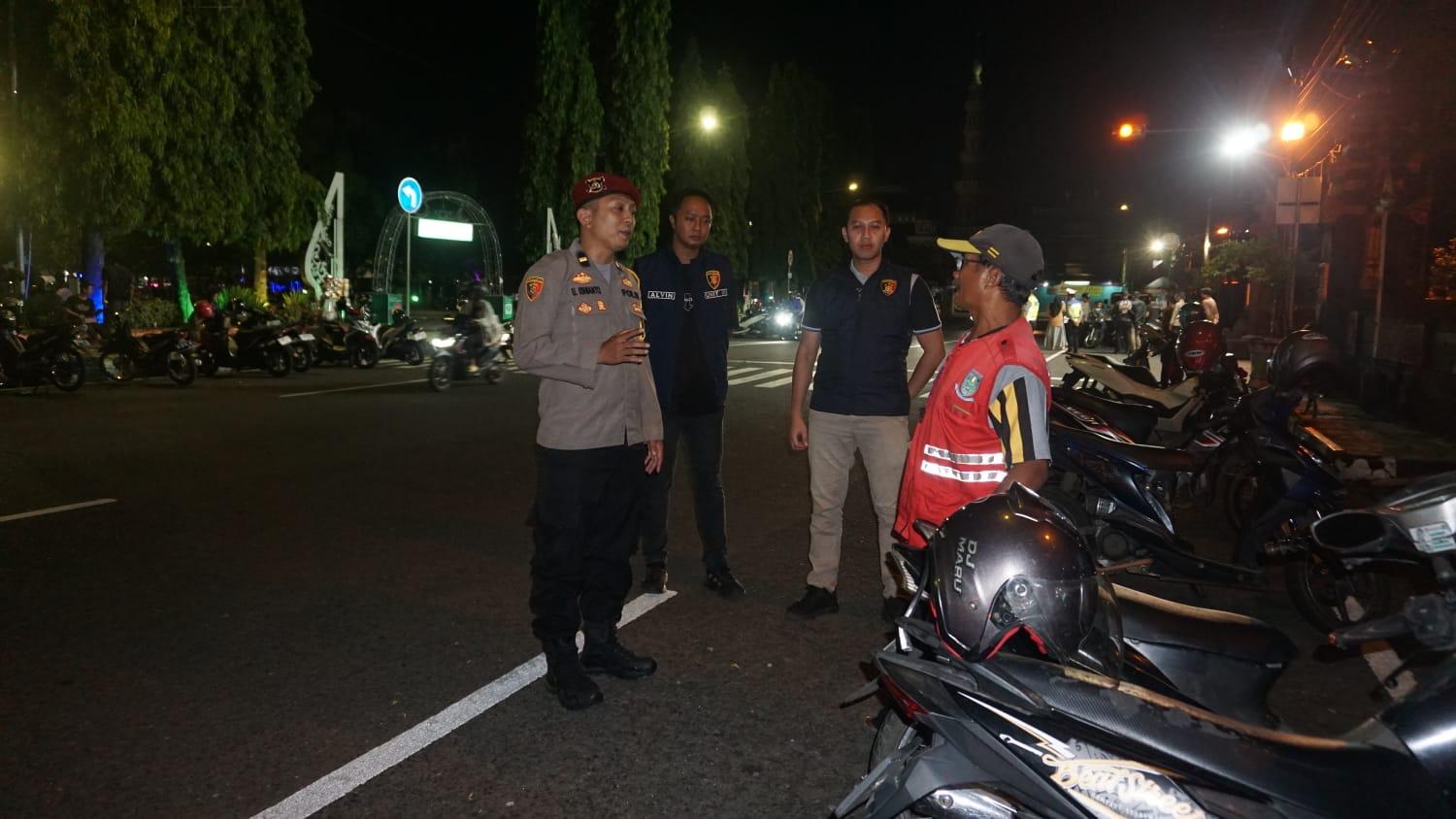 18052025-polres-purbalingga-cek-parkir-di-alun-alun-purbalingga.jpg