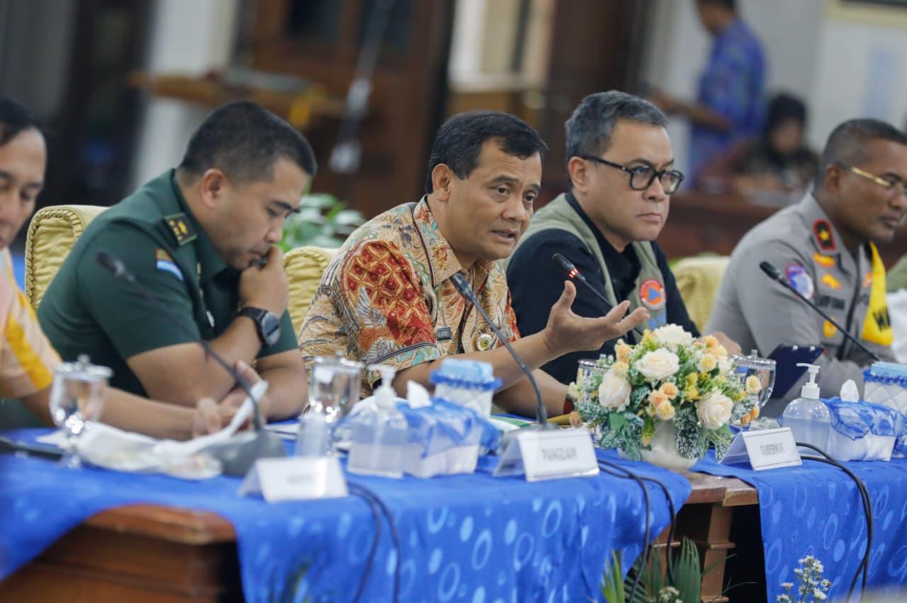 18112025-gubernur-jateng-ahmad-luthfi-saat-rapat-koordinasi-penanganan-longsor-banjarnegara.jpg
