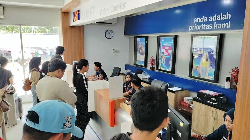 19012026-antrean-pembatalan-tiket-kereta-api-di-stasiun-tawang-semarang.jpg