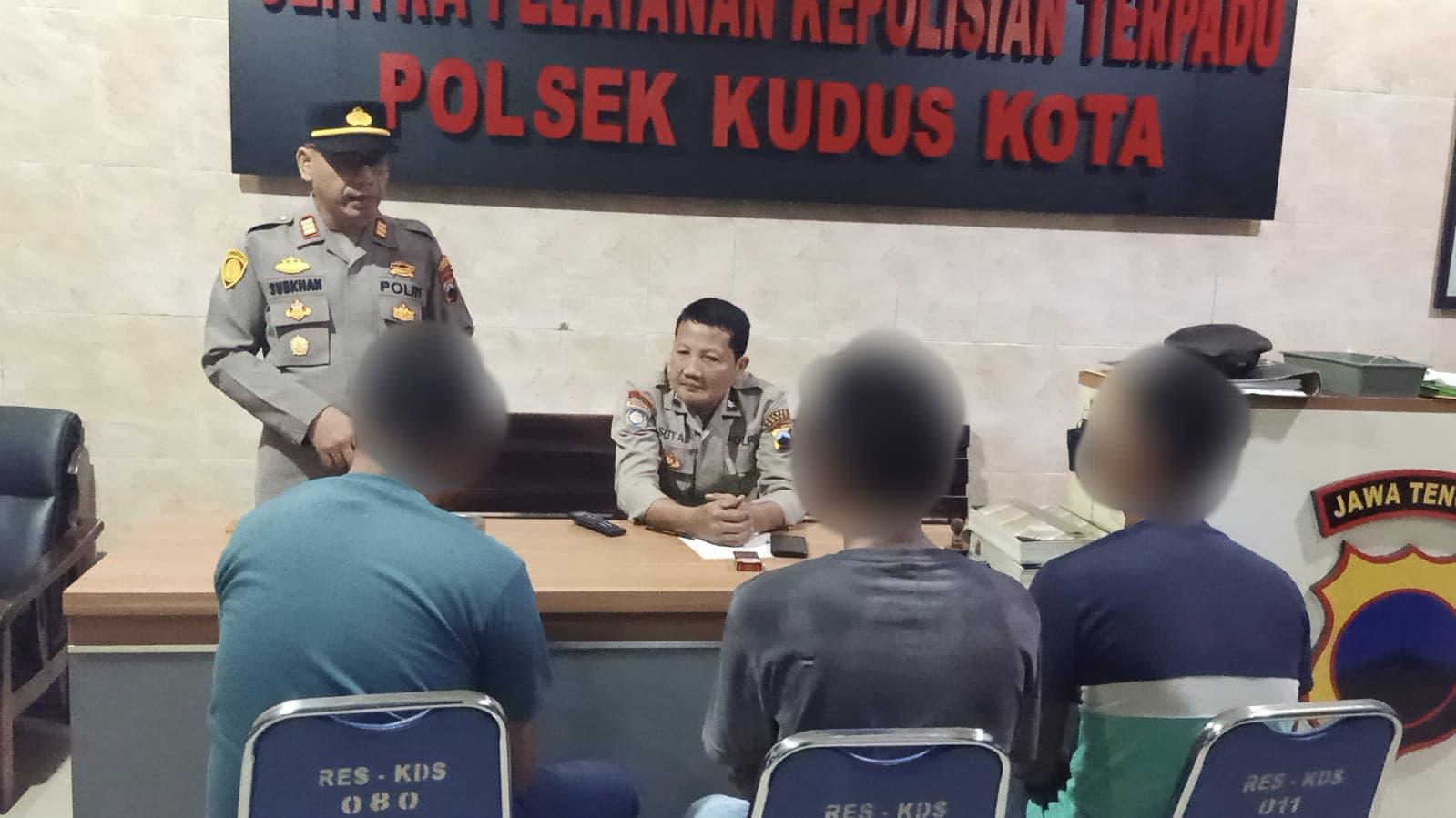 19052025-juru-parkir-liar-di-kudus-diamankan-polisi.jpg