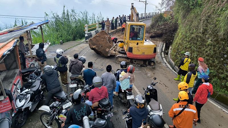 Jalur Dieng Wonosobo Sempat Macet, Batu Besar Jatuh dari Tebing