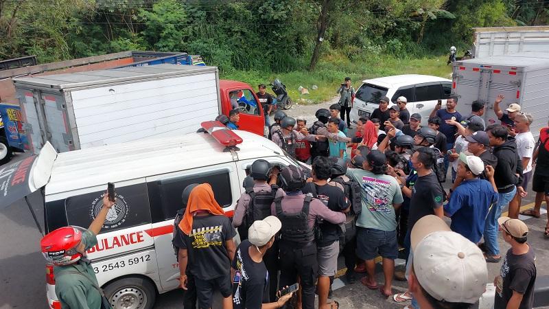 19062025-ambulans-dikeroyok-sopir-truk-di-ring-road-mojosongo-solo.jpg