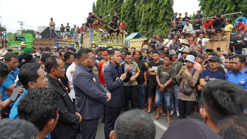 19062025-bupati-purbalingga-fahmi-temui-ratusan-sopir-truk-peserta-demo-odol.jpg