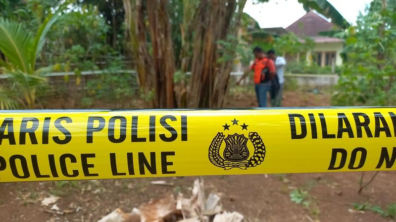 19102025-garis-polisi-penemuan-jenazah-bayi-di-karangbener-kudus.jpg