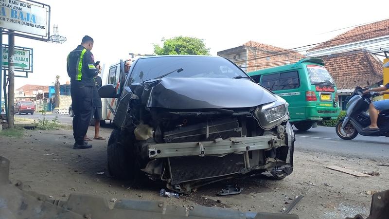 2 Penumpang Sempat Terlempar, Mobil Brio Tabrak Tiang Listrik Hingga Terguling di Jekulo Kudus