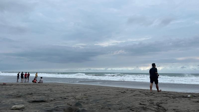 20012026-pantai-cilacap-peringatan-gelombang-tinggi.jpg