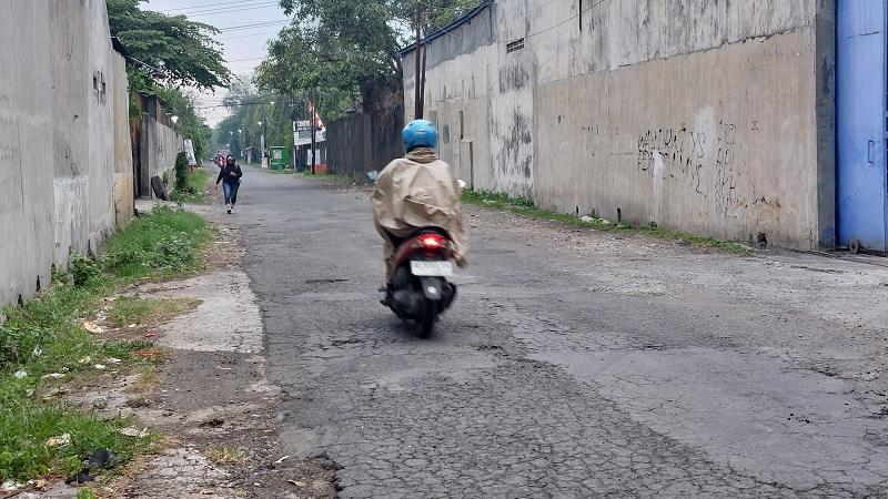 20082025-jalan-rusak-karanganyar.jpg