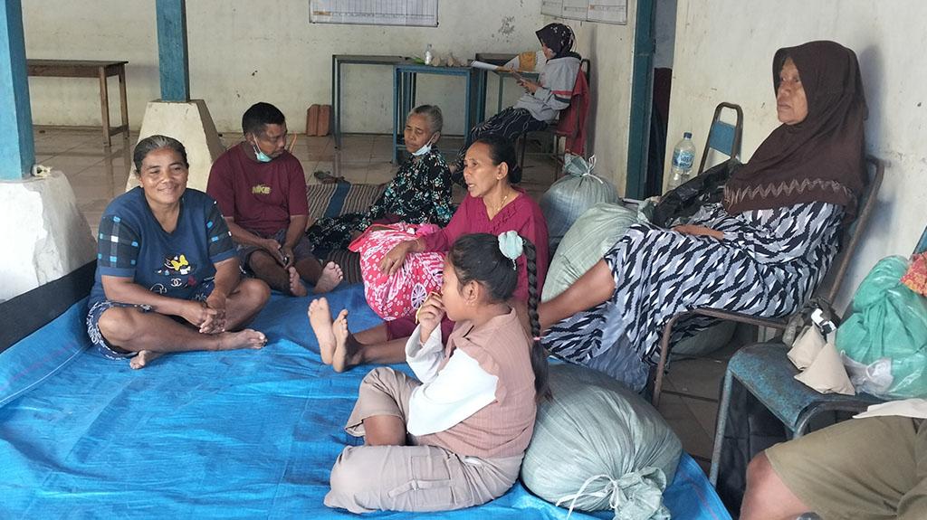 Kisah Pengungsi Kebakaran Sumur Minyak Blora, Tidur Beralas Tikar Kedinginan: Kami Butuh Alat Mandi