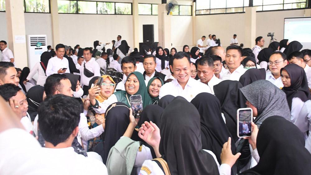 20250820-bupati-purbalingga-fahmi-hanif-dikerumuni-tenaga-non-asn.jpg