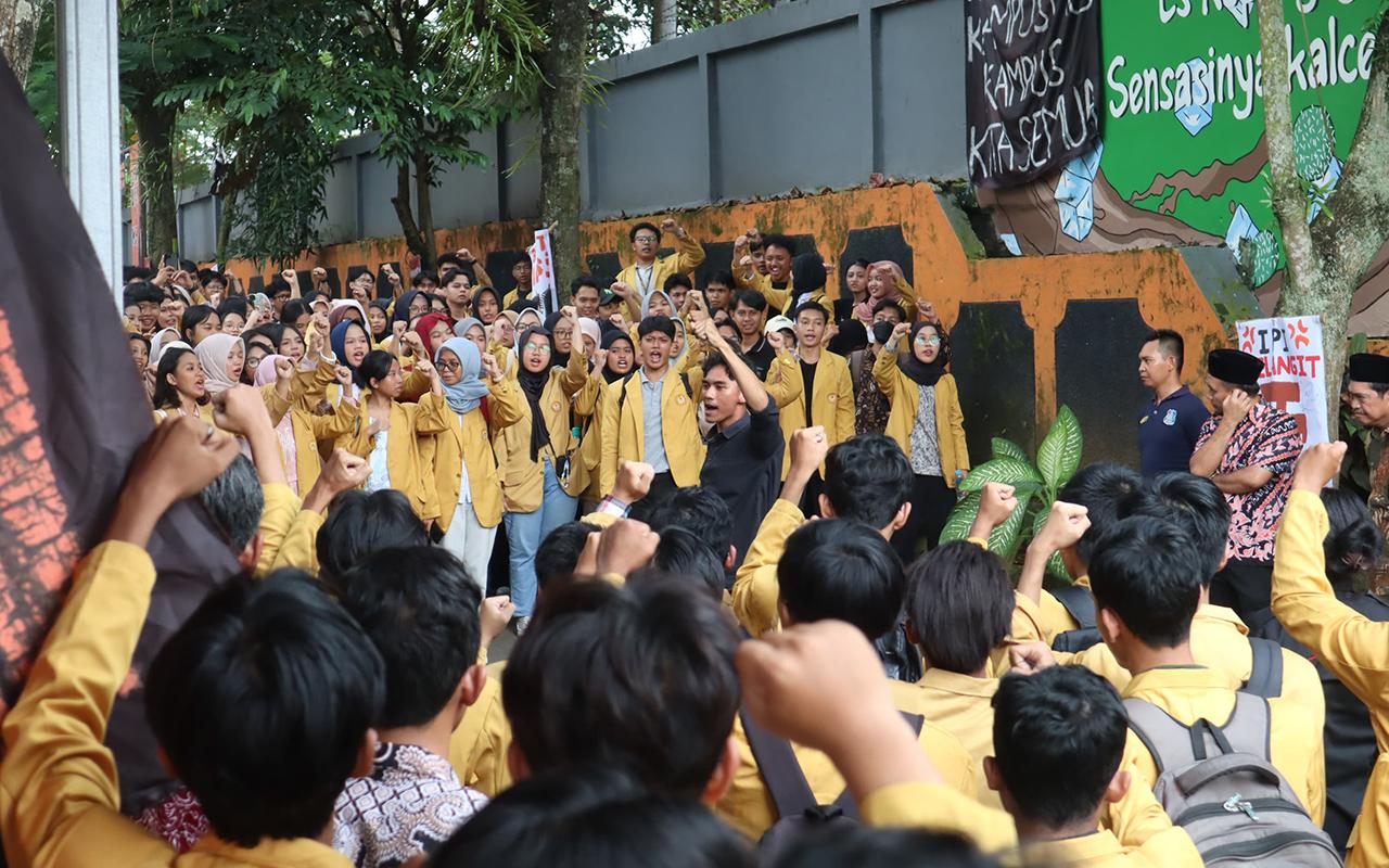 20250822-ratusan-mahasiswa-fisip-unsoed-kembali-demo-kasus-kekerasan-seksual.jpg