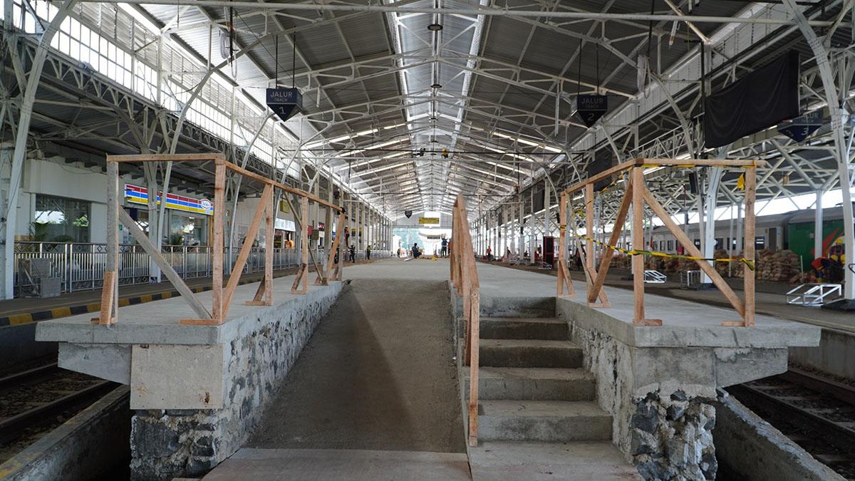 20251015-pembangunan-peron-stasiun-purwokerto.jpg