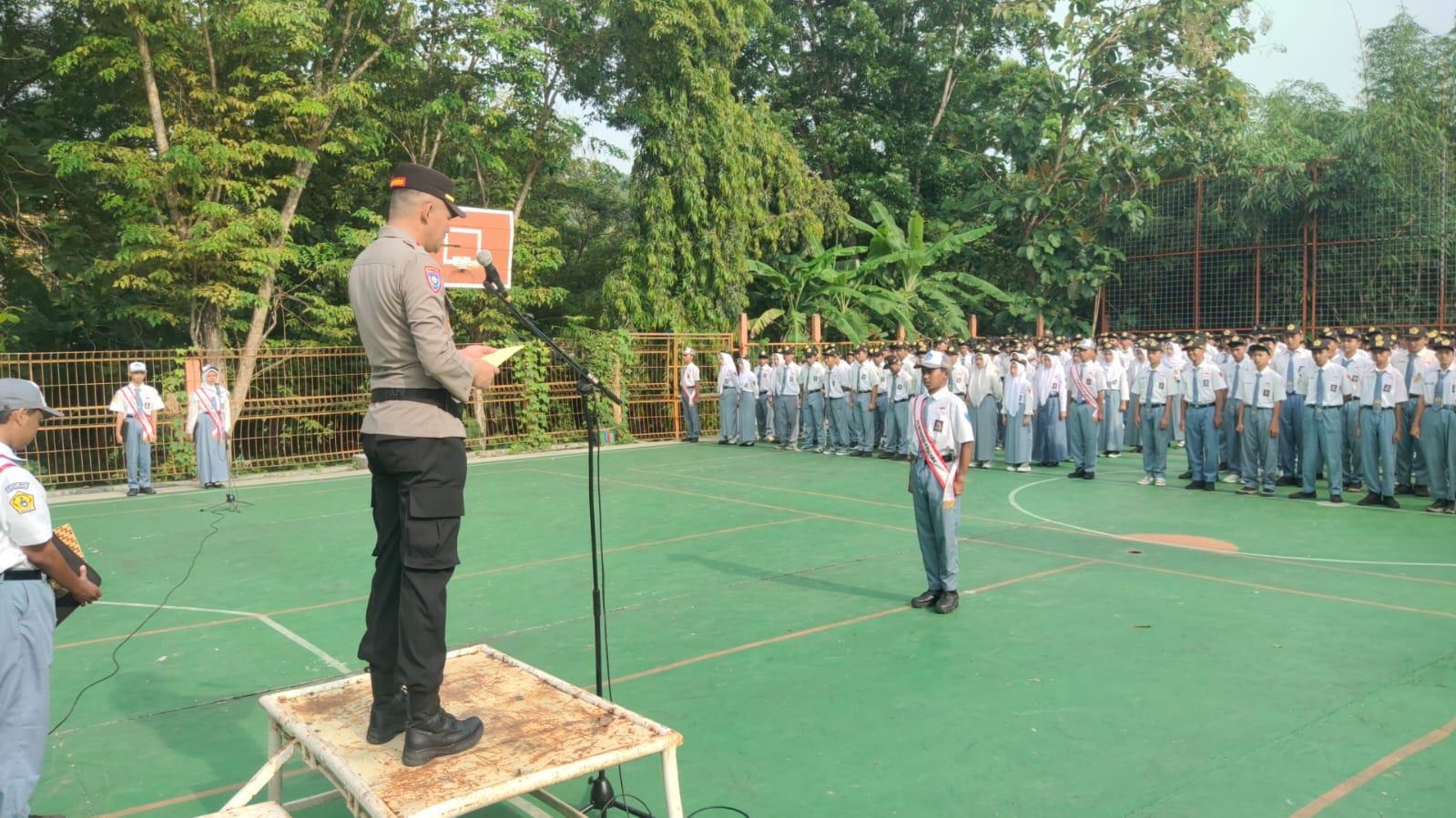 20251020-Police-Goes-to-School.jpg