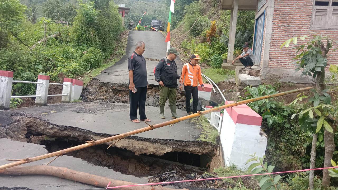 20251102-jembatan-ambruk-karangpucung.jpg
