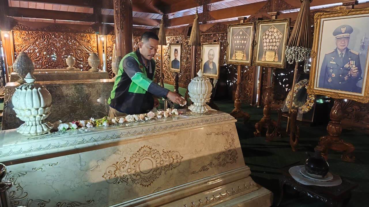 Rombongan Ojek Online Ziarah ke Makam Soeharto di Astana Giribangun