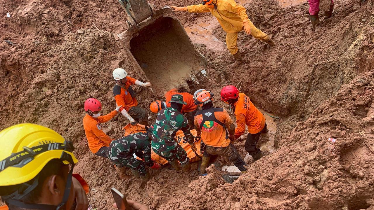 Pelukan Terakhir Ibu dan Anak, Jasad Lilis dan Arum Ditemukan di Kedalaman 4 Meter Longsor Majenang