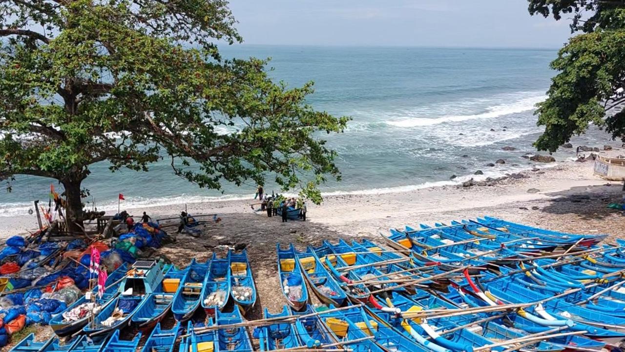 20260121-Perahu-Nelayan-Kebumen-Sandar.jpg
