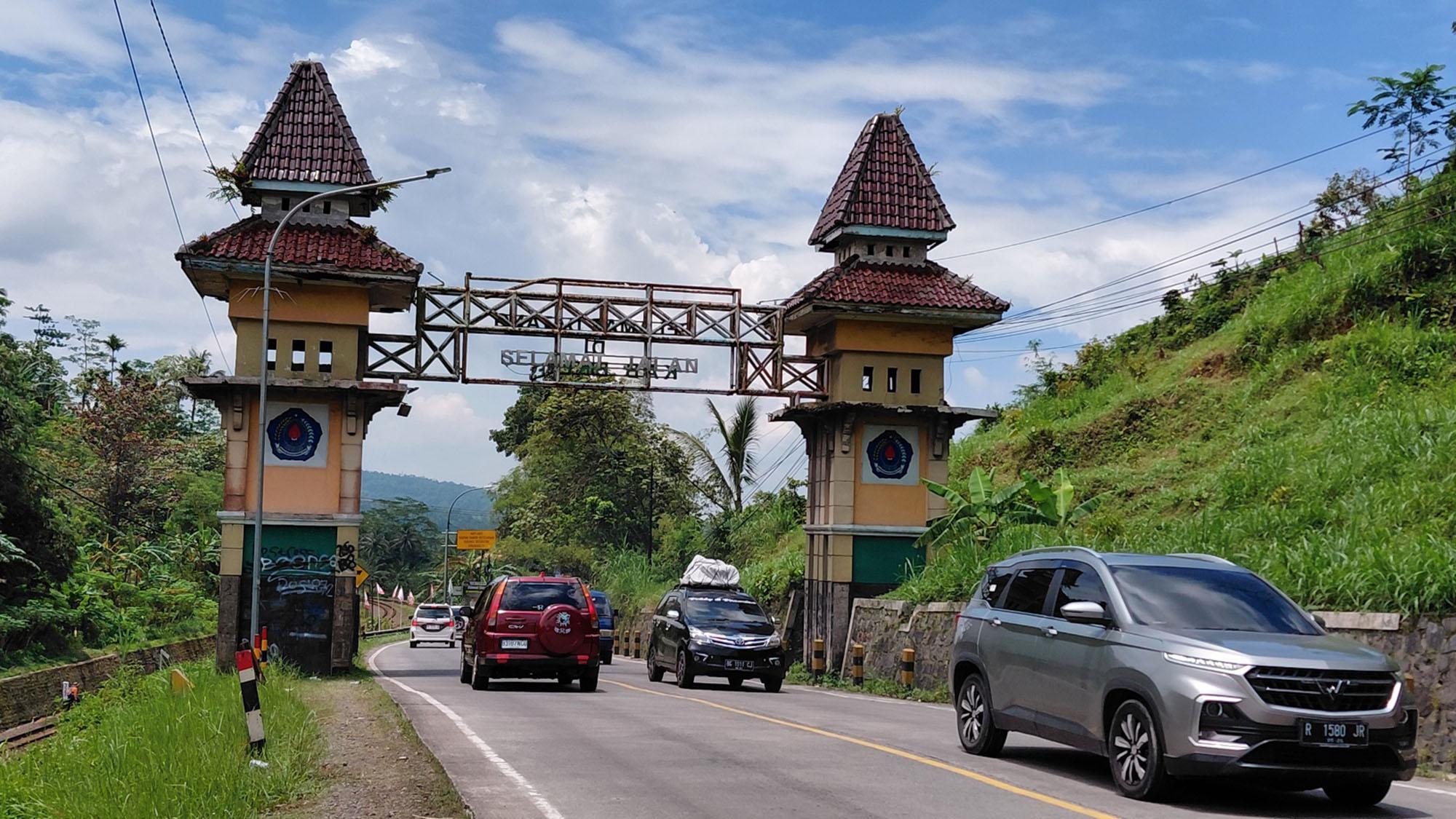 Kendaraan Mengular di Jalan Raya Ajibarang, Arus Balik Masih Ramai
