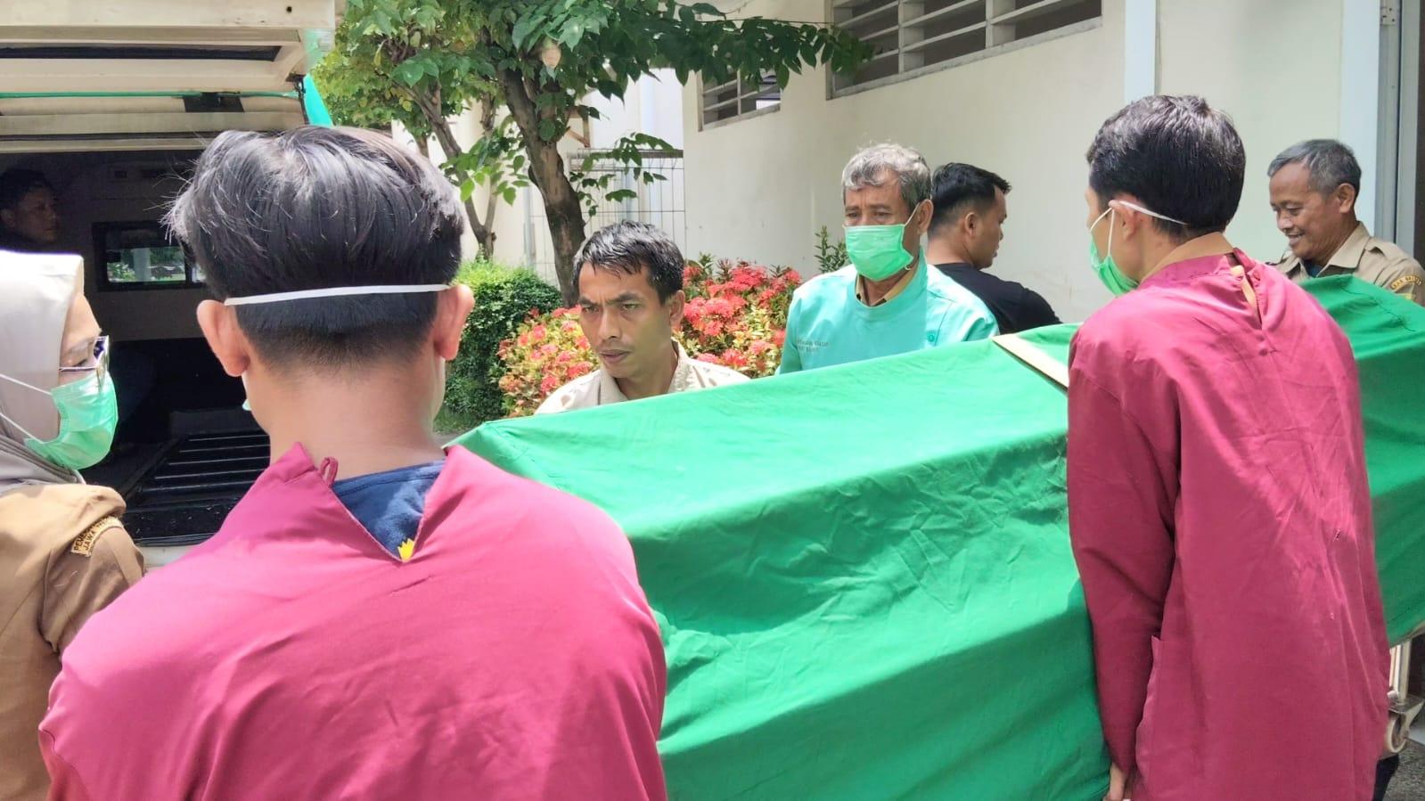 Tunggui Proses Autopsi Korban Tawuran Jalingkut Brebes, Ayah Pelajar SMK di Bulakamba Harus Dipapah