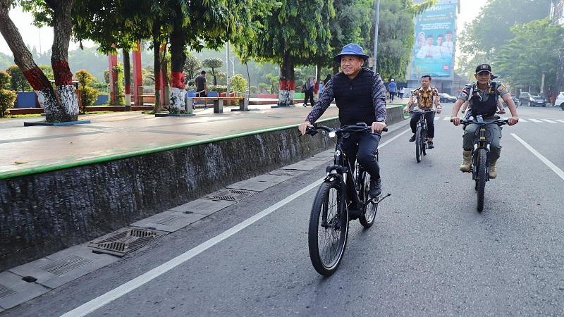 20260407-bupati-kudus-samani-intakoris-kampanyekan-selasa-bersepeda.jpg