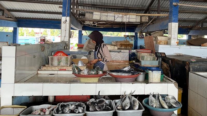 20260410-tempat-pelelangan-ikan-cilacap-penjual-ikan.jpg