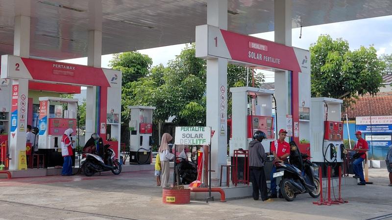 20260419-antrean-kendaraan-di-spbu-kroya-cilacap-setelah-harga-bbm-naik.jpg