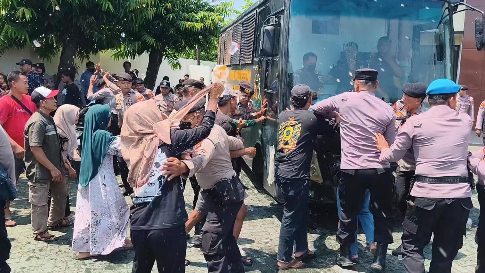 20260420-keluarga-korban-tongtek-maut-di-talun-pati-serang-mobil-tahanan-di-pn-pati.jpg