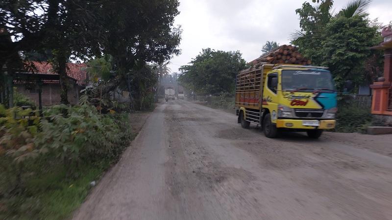 20260427-jalan-rusak-kebumen-imbas-penutupan-jembatan-karanganyar.jpg