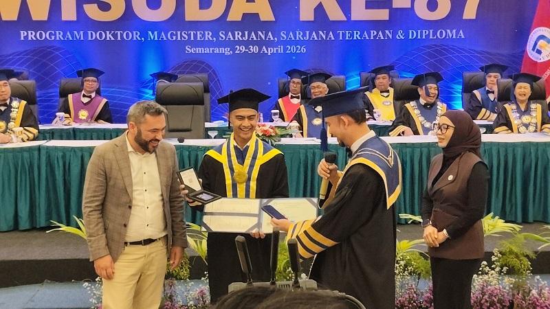 20260429-pratama-arhan-raih-gelar-sarjana.jpg