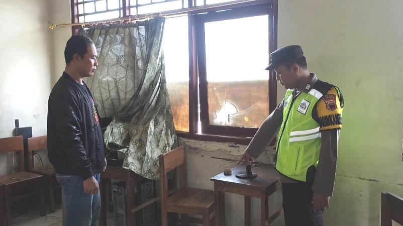 20260508-kaca-jendela-smk-bina-karya-2-karanganyar-kebumen-pecah-terkena-lemparan-batu.jpg