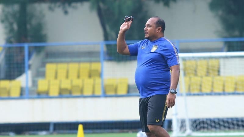 20260512-Pelatih-Imran-Nahumarury-saat-memimpin-latihan-psis.jpg