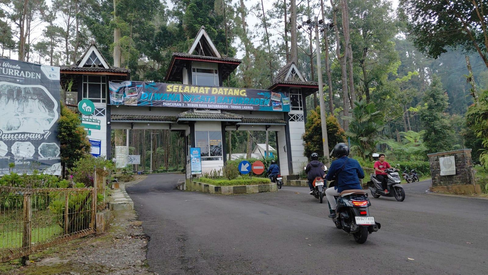 20260512-gerbang-retribusi-wanawisata-baturraden-milik-perhutani.jpg