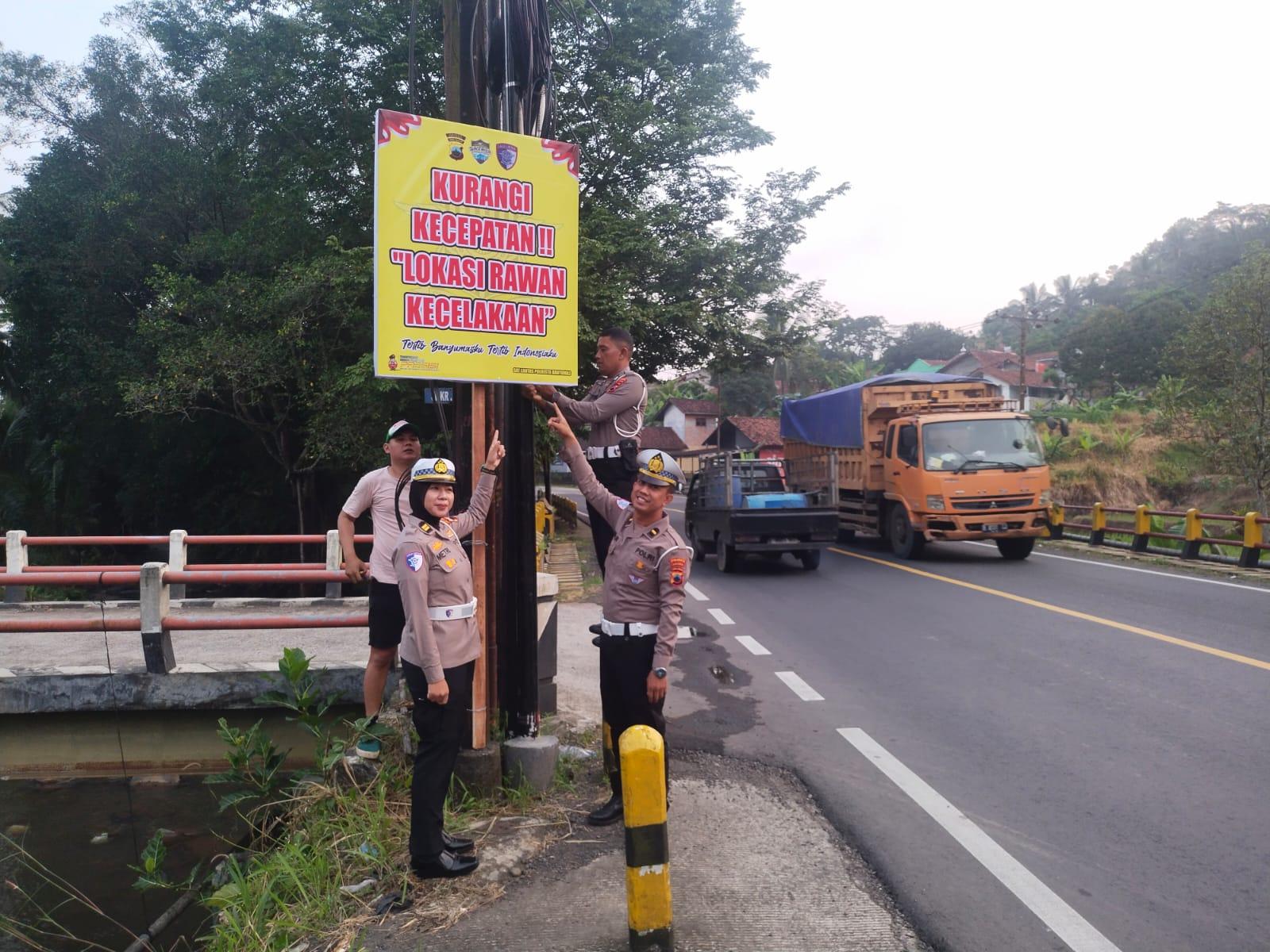 20260512-petugas-satlantas-pasang-papan-imbauan-ajibarang.jpg