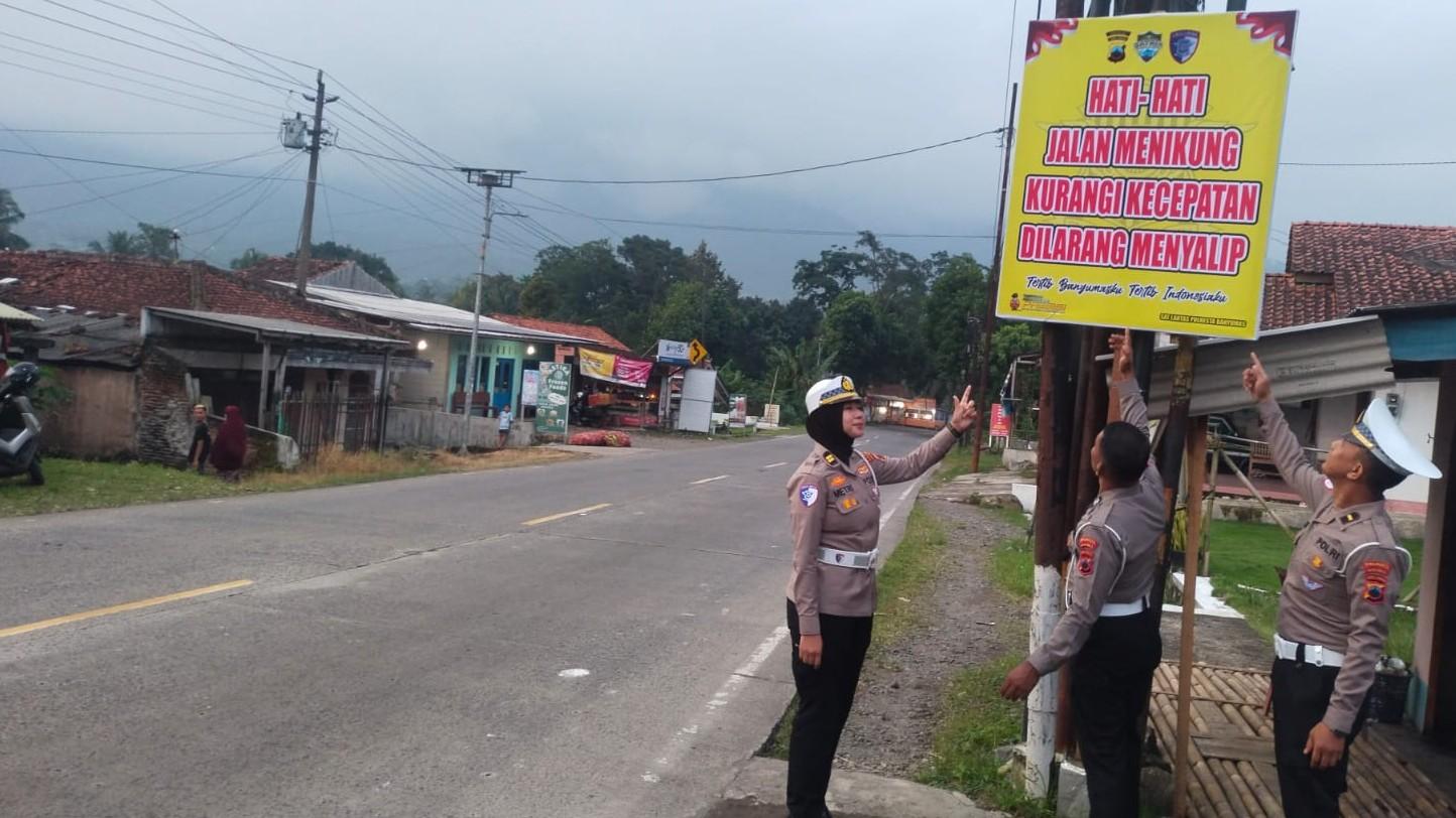 20260513-pemasangan-rambu-rawan-kecelakaan-di-ajibarang-banyumas.jpg