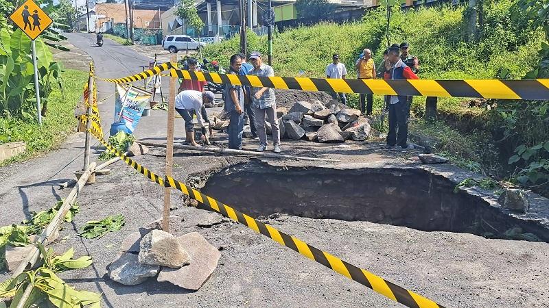20260515-jalan-honggowongo-ngaliyan-semarang-ambrol.jpg