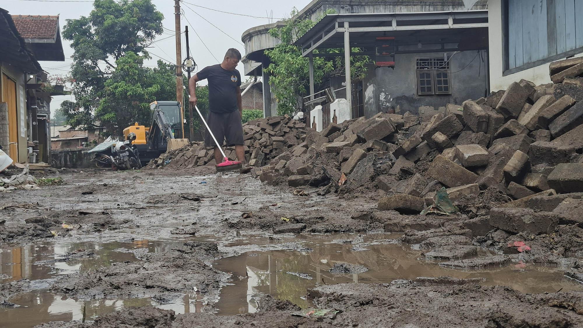 20260516-aspal-mengelupas-diterjang-luapan-silandak-semarang.jpg