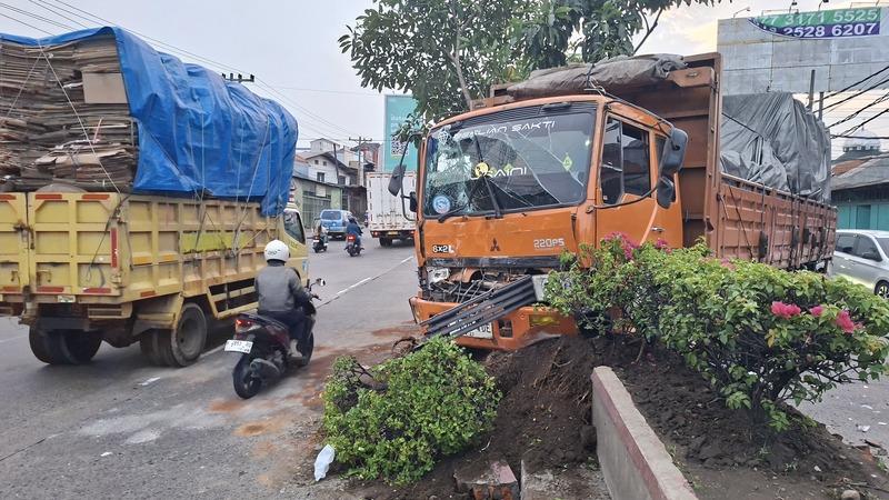 20260524-truk-rem-blong-di-ngaliyan-semarang.jpg