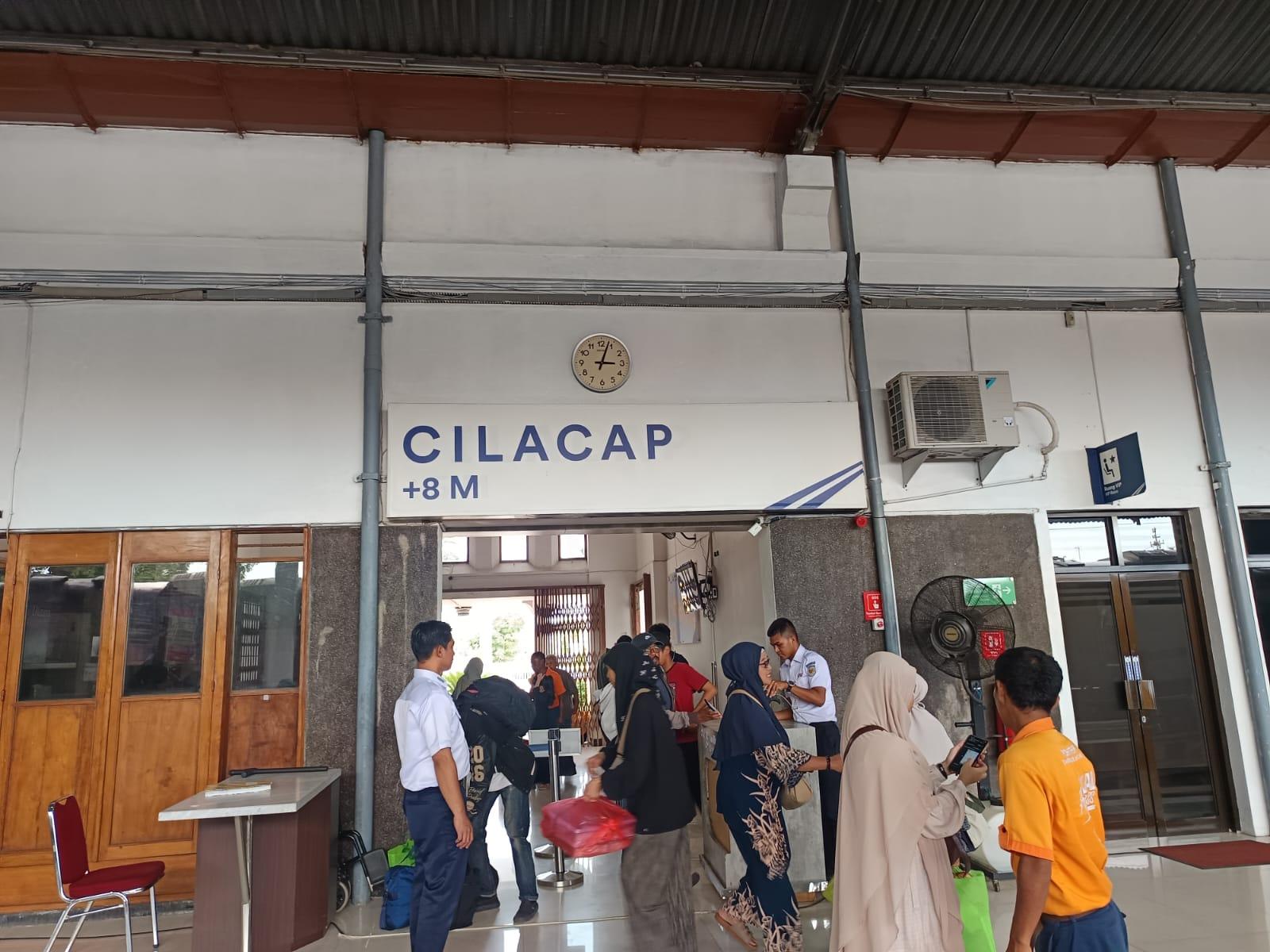 20260526-aktivitas-penumpang-di-stasiun-cilacap-jelang-libur-panjang.jpg