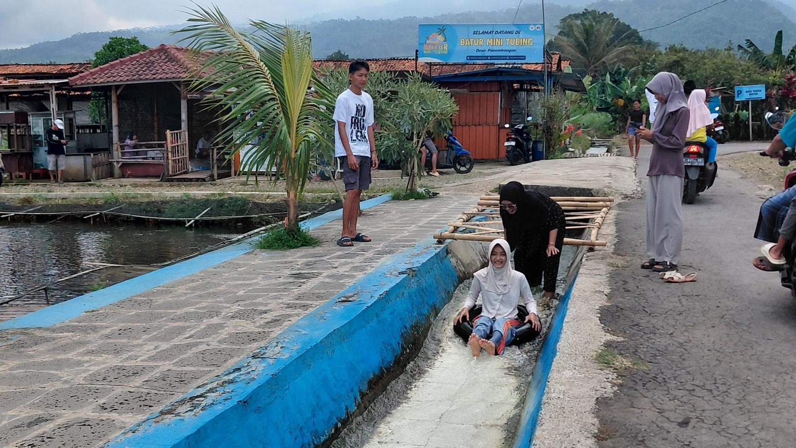 20260528-pengunjung-nikmati-river-tubing-mini-svarga-minapadi.jpg