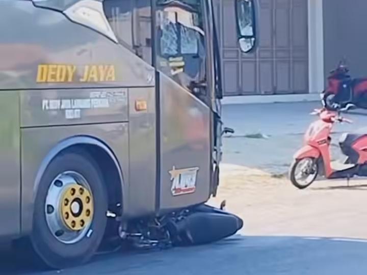 20260530-kecelakaan-maut-bus-dedy-jaya-dan-motor-di-paguyangan-brebes.jpg