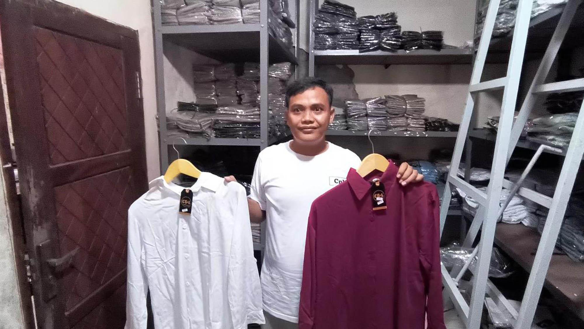 20260531-muhammad-david-ainul-ridho-tunjukkan-produk-fashion-online-pekalongan.jpg