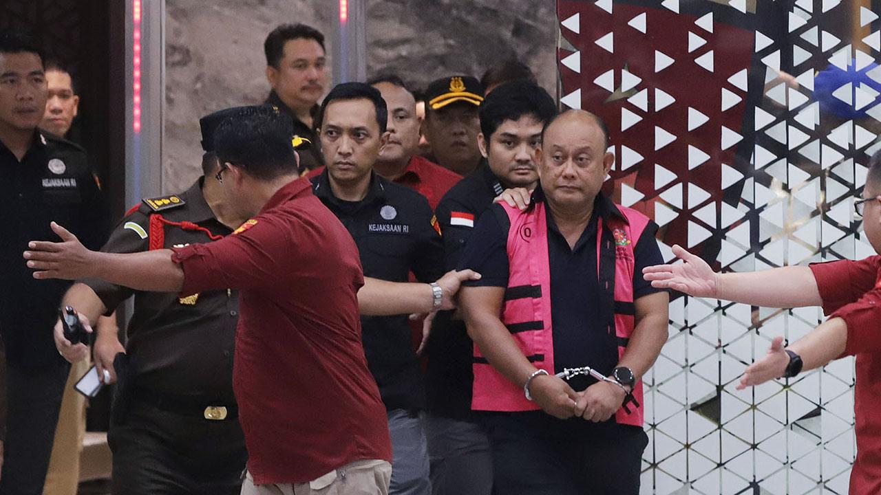 20260603-dadan-hindayana-pakai-rompi-pink-kejagung-korupsi-bgn.jpg
