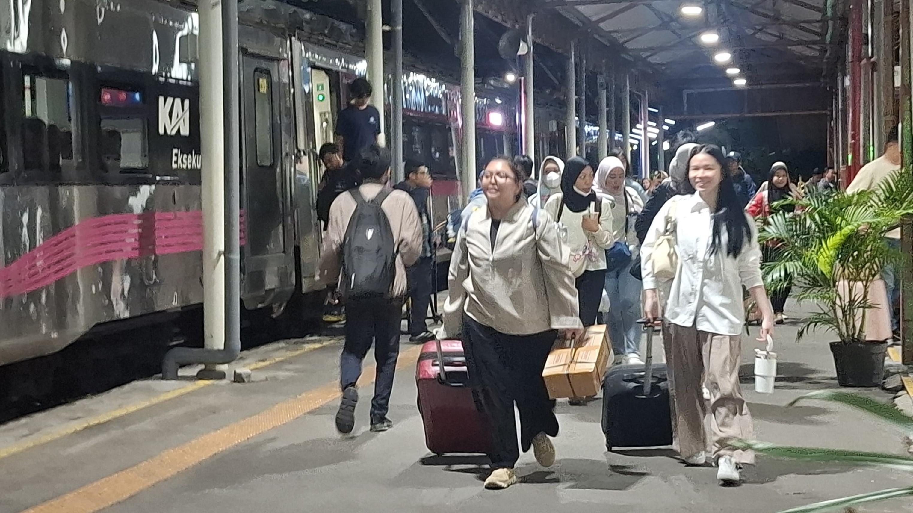 20260608-penumpang-kereta-api-dari-stasiun-tawang-semarang.jpg