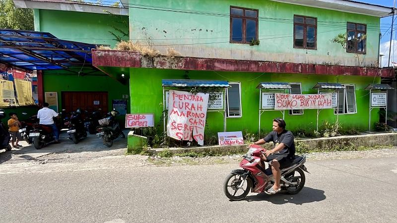 20260609-warga-pasang-spanduk-di-tembok-balai-desa-marongsari-wonosobo.jpg