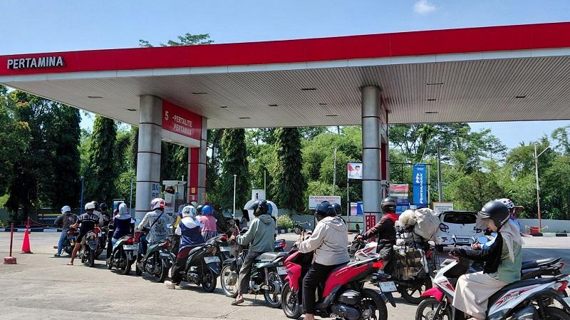 20260610-antrean-isi-bbm-pertalite-di-spbu-karanglewas-banyumas.jpg